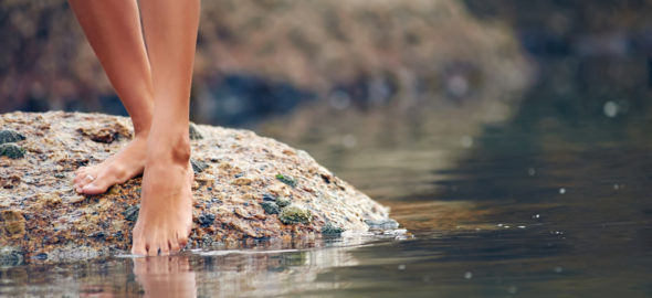 Kvinna doppar foten i vattnet