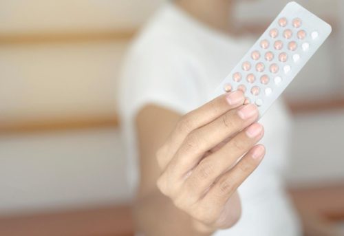 Kvinna håller i p-pillerkarta